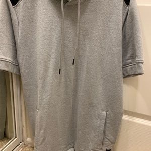 Under armor size large shirt sleeved hoodie